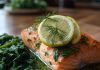 Gebratener Lachs mit Zitronen-Kräuter-Sauce und Butterspinat