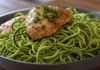 Keto-Hähnchenpfanne mit Zitronen-Knoblauch-Sauce und Zucchini-Nudeln