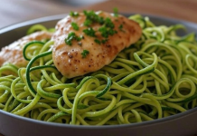 Keto-Hähnchenpfanne mit Zitronen-Knoblauch-Sauce und Zucchini-Nudeln