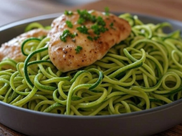 Keto-Hähnchenpfanne mit Zitronen-Knoblauch-Sauce und Zucchini-Nudeln