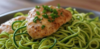Keto-Hähnchenpfanne mit Zitronen-Knoblauch-Sauce und Zucchini-Nudeln