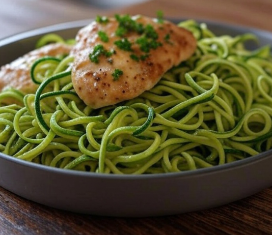 Keto-Hähnchenpfanne mit Zitronen-Knoblauch-Sauce und Zucchini-Nudeln